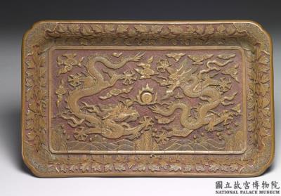 图片[3]-Rectangular dish with dragon-and-cloud decor and Yongle reign mark. Carved yellow lacquerware. Ming dynasty, 16th-17th century-China Archive